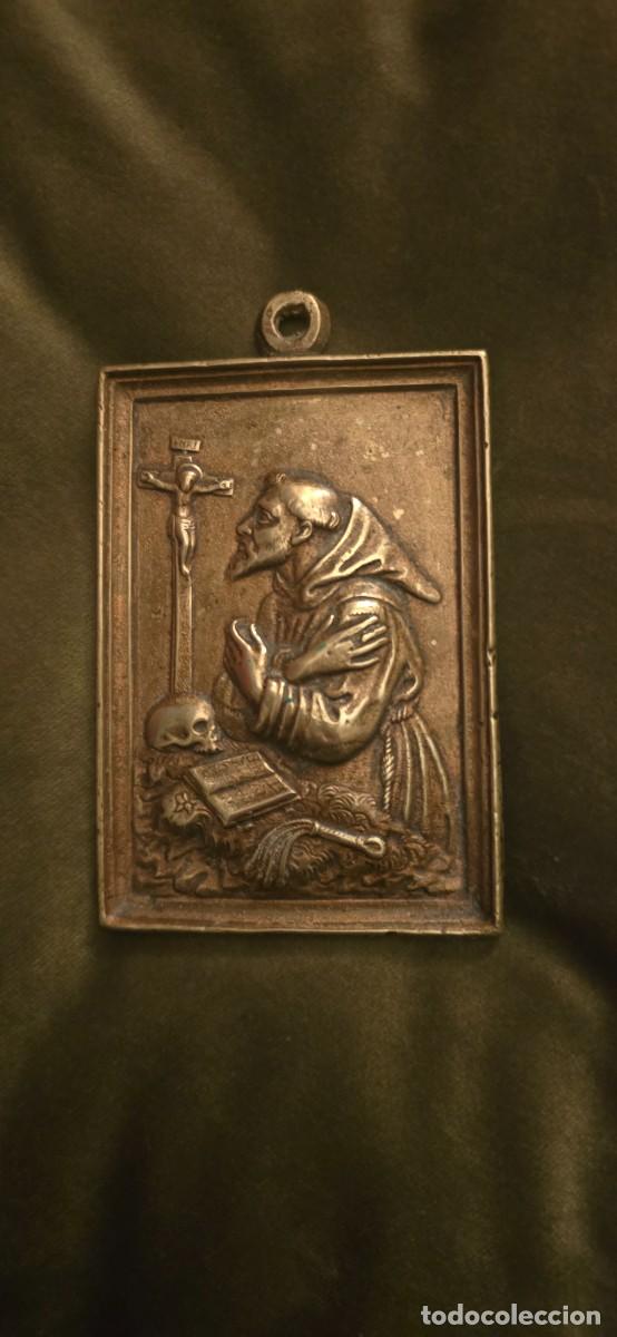 Antig&uuml;edades: Plaqueta devocional San Francisco de As&iacute;s en bronce dorado &ndash; modelo documentado - Foto 2