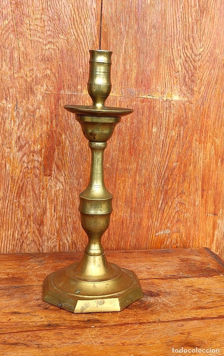 Antig&uuml;edades: Candelabro antiguo de bronce base octogonal