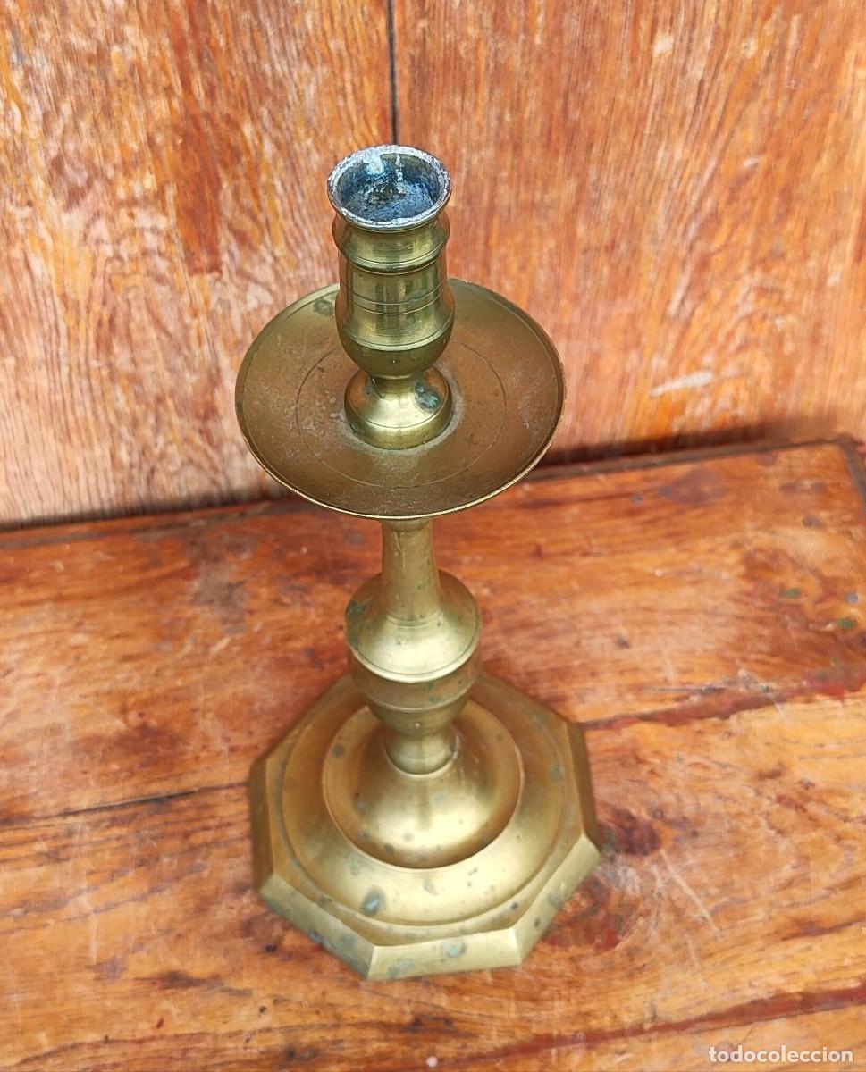 Antig&uuml;edades: Candelabro antiguo de bronce base octogonal - Foto 2