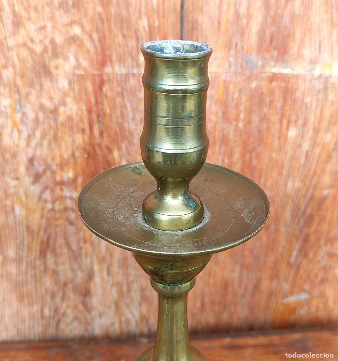 Antig&uuml;edades: Candelabro antiguo de bronce base octogonal - Foto 3