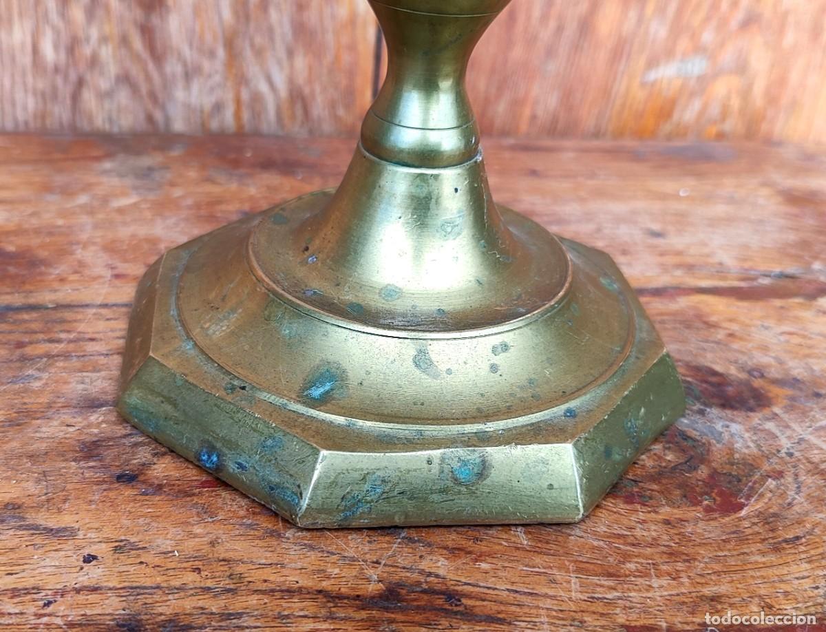 Antig&uuml;edades: Candelabro antiguo de bronce base octogonal - Foto 4