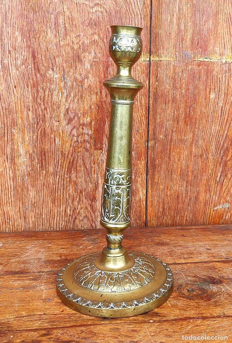 Antig&uuml;edades: Candelabro con base y fste adornado en bronce - Foto 1