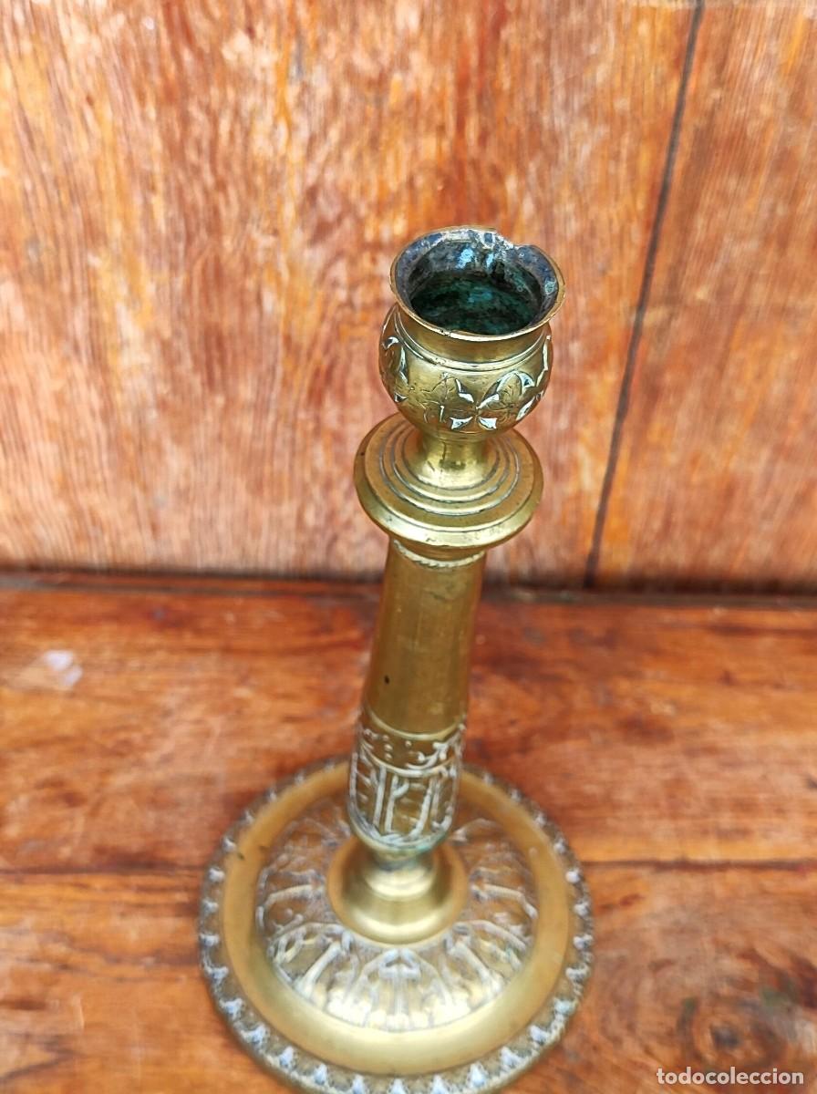 Antig&uuml;edades: Candelabro con base y fste adornado en bronce - Foto 2