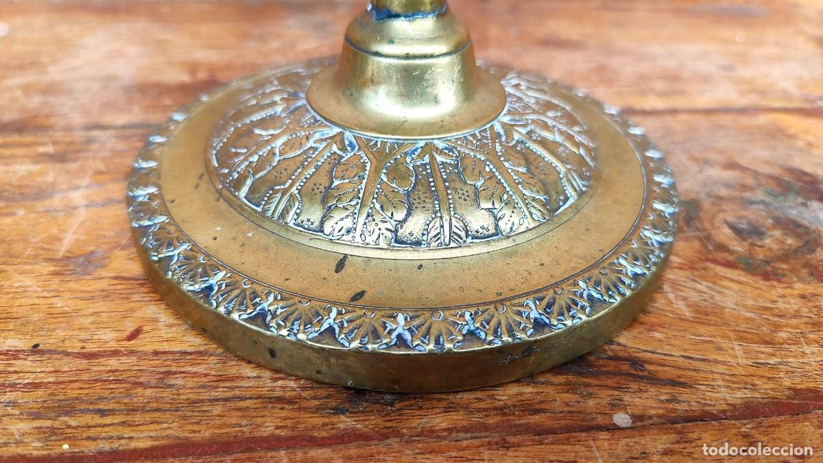 Antig&uuml;edades: Candelabro con base y fste adornado en bronce - Foto 3