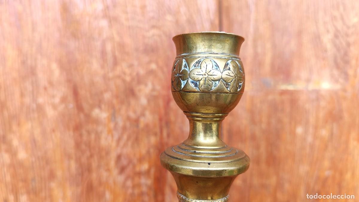 Antig&uuml;edades: Candelabro con base y fste adornado en bronce - Foto 4