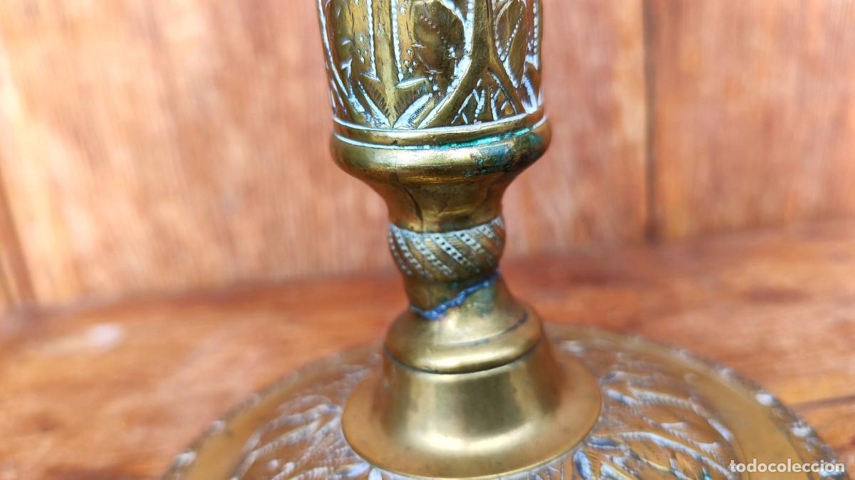 Antig&uuml;edades: Candelabro con base y fste adornado en bronce - Foto 5