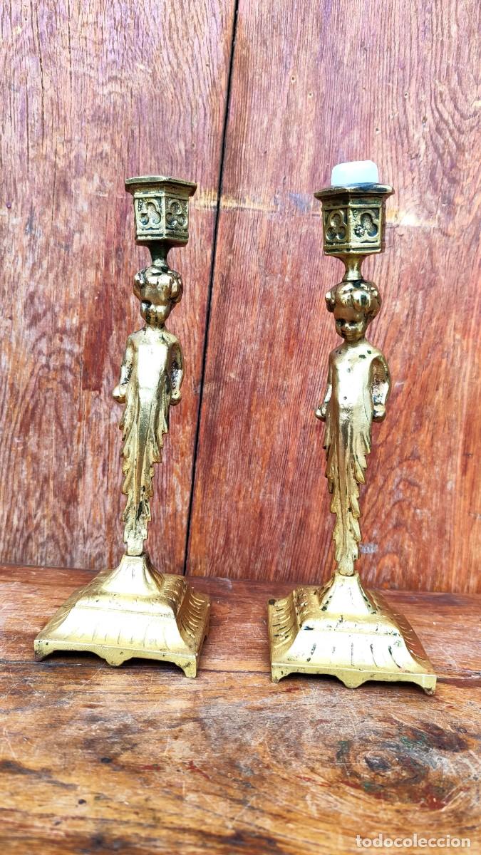 Antig&uuml;edades: Pareja de candelabros con ni&ntilde;os en bronce labrado SXIX