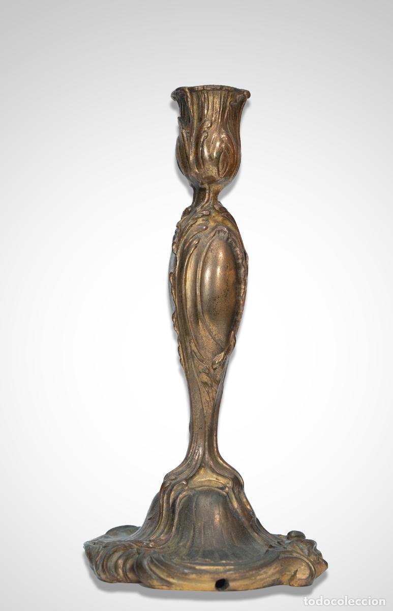Antig&uuml;edades: Antiguo Candelero de Mesa de Estilo Art Nouveau en Bronce con P&aacute;tina Original (Circa 1890 - 1910).