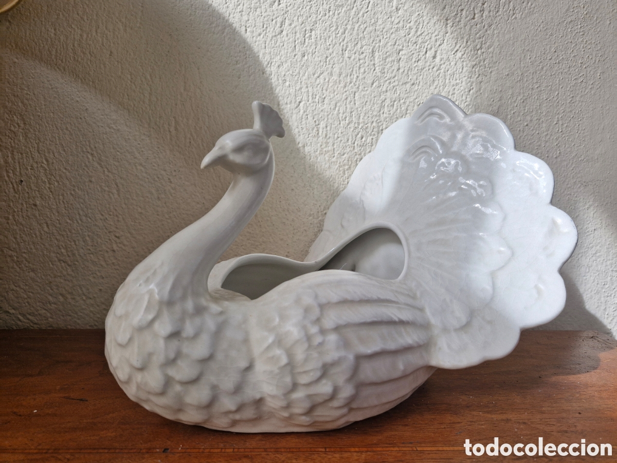 Antig&uuml;edades: PRECIOSO CENTRO DE MESA FIGURA PAVOREAL DE PORCELANA CER&Aacute;MICA ITALIANA FIRMADO POR EL AUTOR