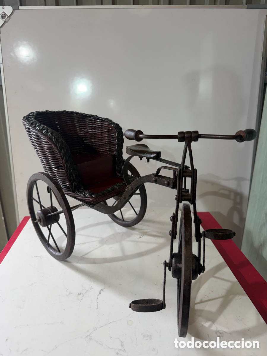 Antig&uuml;edades: Triciclo en Miniatura de Mimbre y Hierro