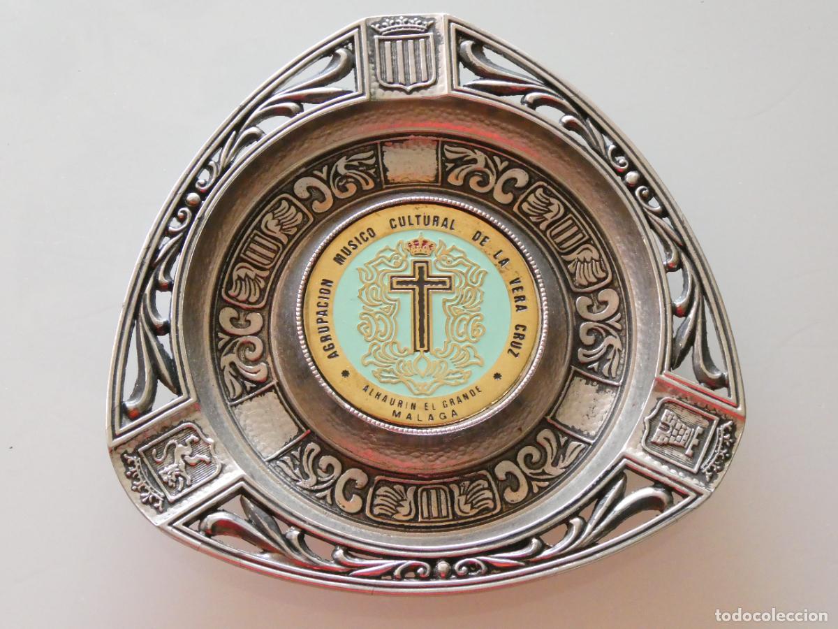Antig&uuml;edades: CENICERO METAL RELIGIOSO SEMANA SANTA. AGRUPACI&Oacute;N VERA CRUZ ALHAUR&Iacute;N DE LA TORRE M&Aacute;LAGA. 160GR
