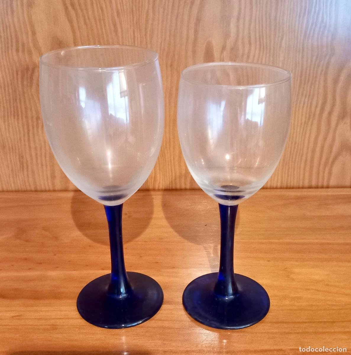 Antig&uuml;edades: Juego de 12 copas de cristal con pie azul cobalto estilo vintage