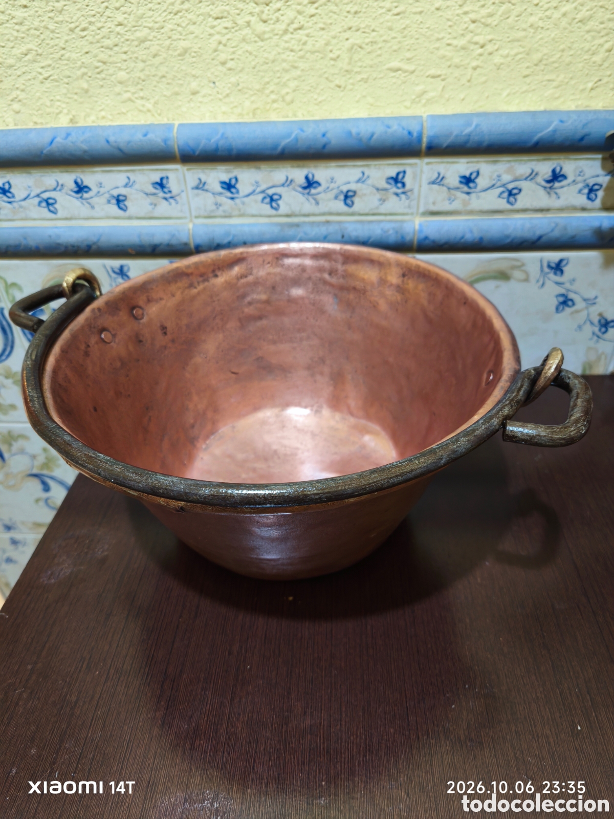 Antig&uuml;edades: Antiguo perol confitero de cobre martillado de 2.350 gramos- con marca- punz&oacute;n artesanal condi&aacute;metro