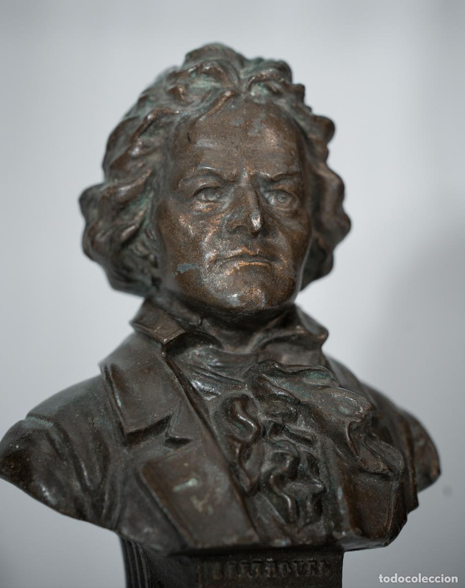 Antig&uuml;edades: Antiguo Busto de Ludwig van Beethoven en Metal Patinado con Cartela e Iconograf&iacute;a Musical