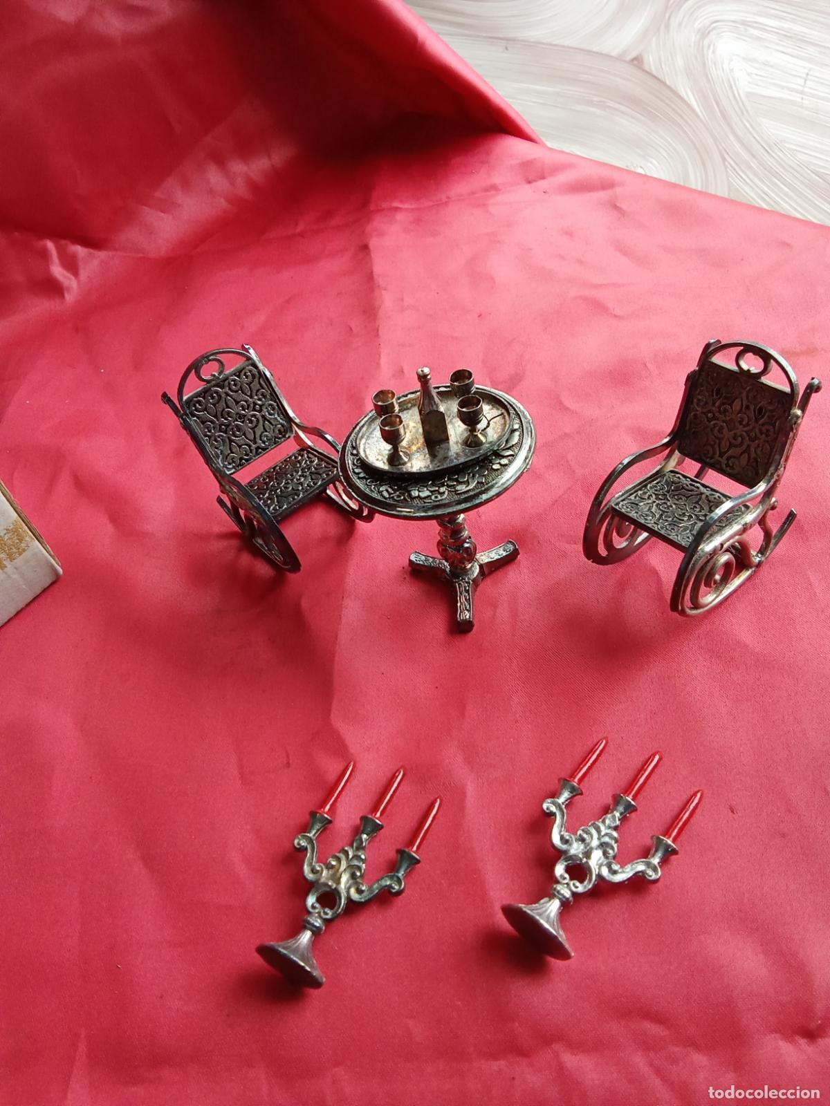 Antig&uuml;edades: Conjunto mecedora mesa candelabros y copas casa mu&ntilde;ecas, miniatura. Vitrina Juguetes