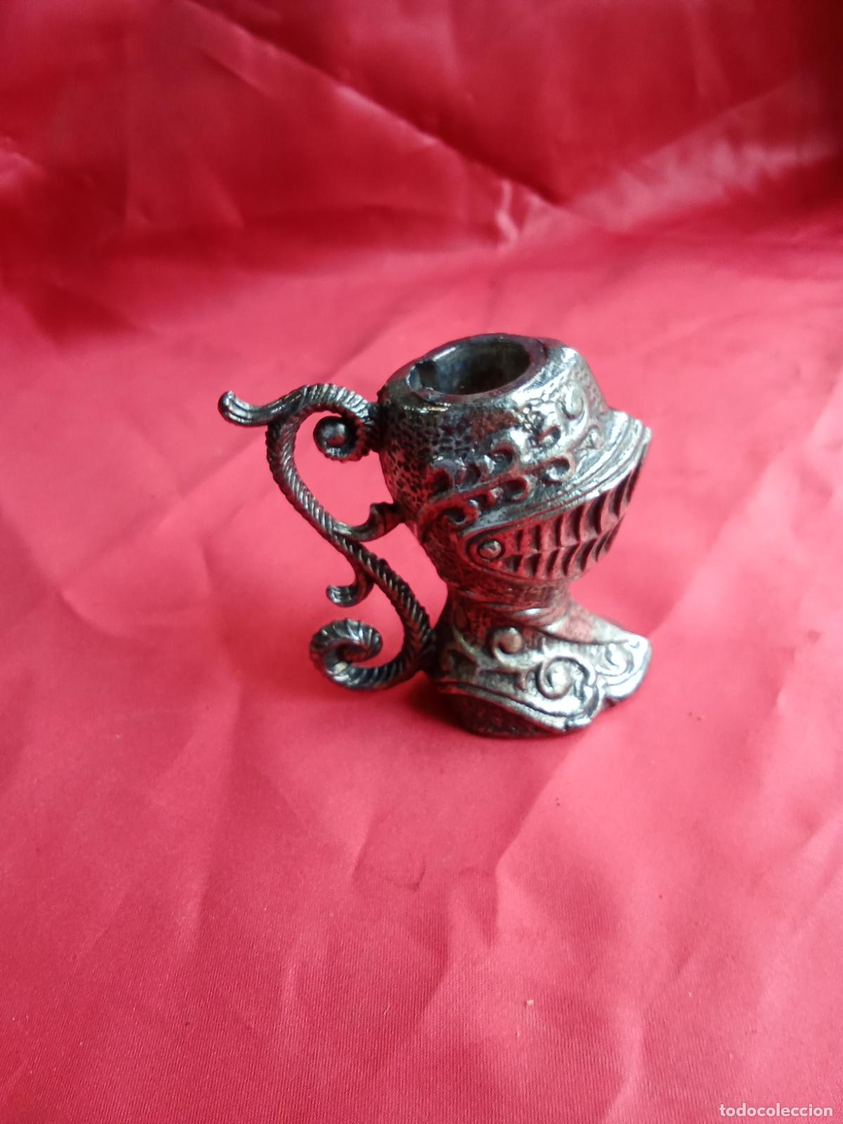 Antig&uuml;edades: Espectacular jarra en forma de casco para mechero. Vitrina juguete