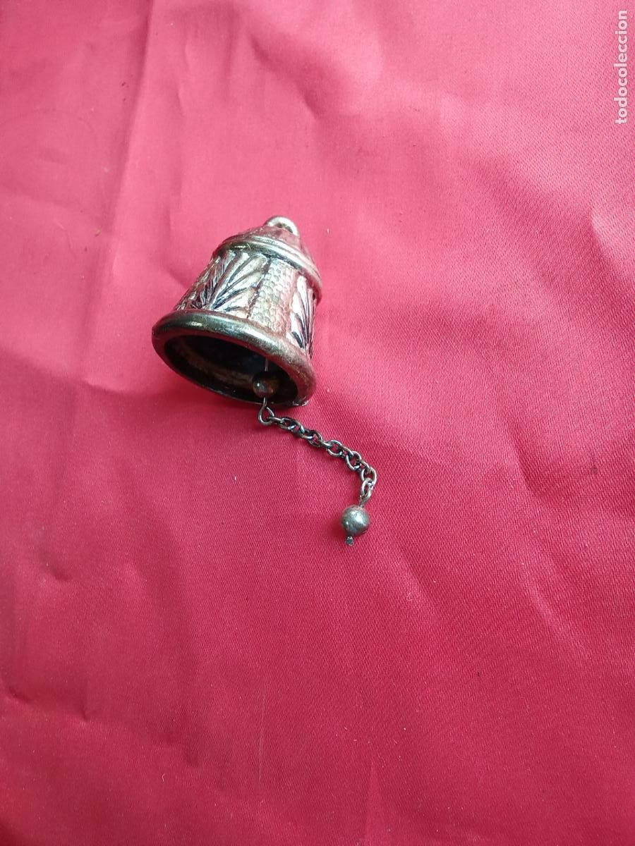 Antig&uuml;edades: Peque&ntilde;a campana plateada. Vitrina juguete