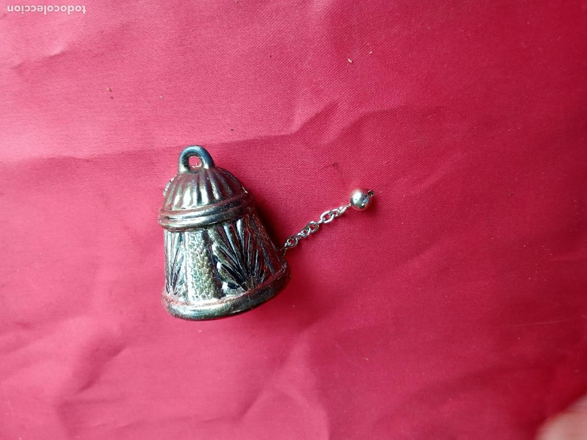Antig&uuml;edades: Peque&ntilde;a campana plateada. Vitrina juguete