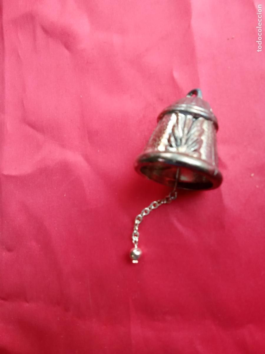 Antig&uuml;edades: Peque&ntilde;a campana plateada. Vitrina juguete