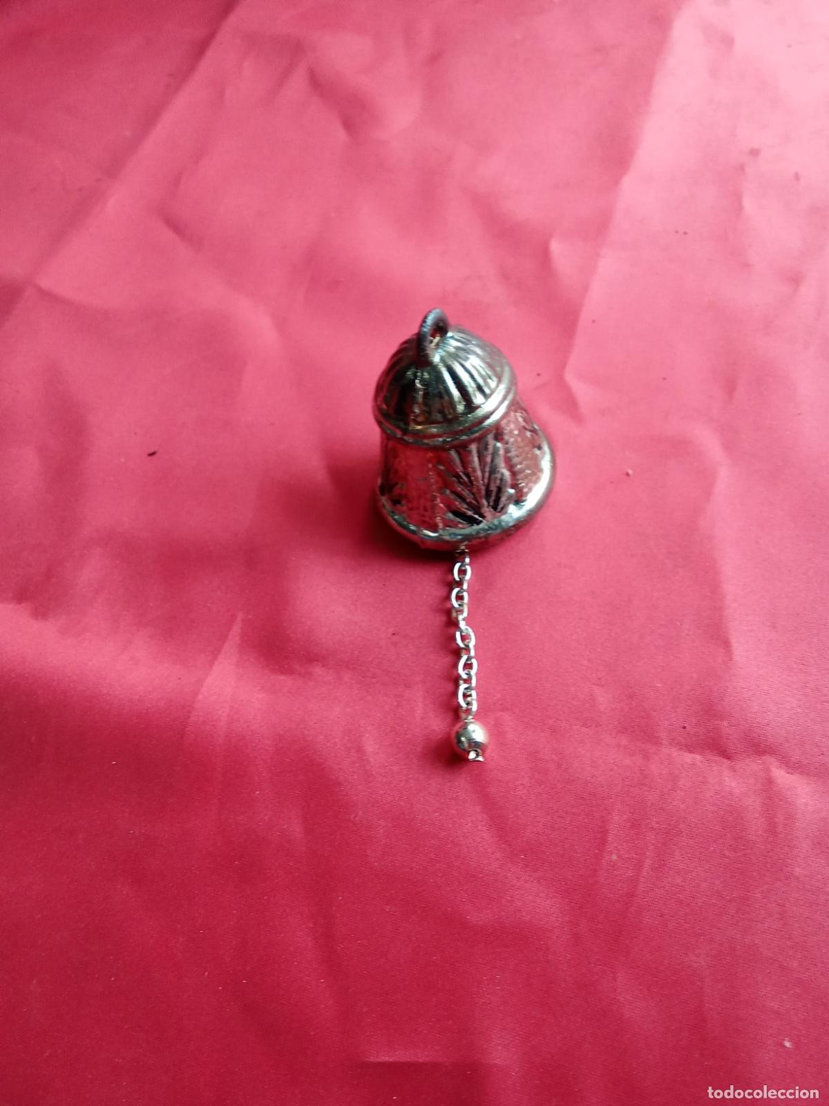 Antig&uuml;edades: Peque&ntilde;a campana plateada. Vitrina juguete