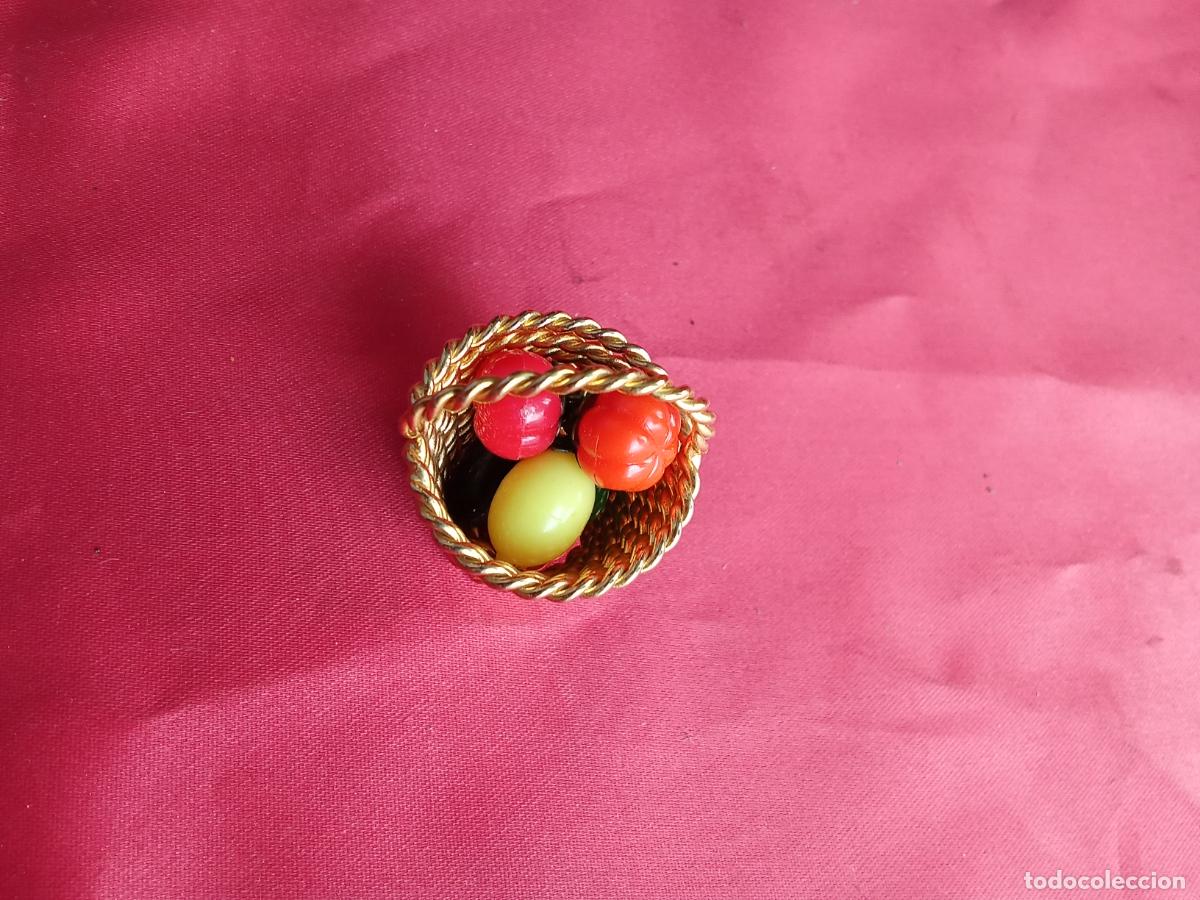 Antig&uuml;edades: Macetero dorado con frutas miniatura casa mu&ntilde;ecas. Vitrina juguete