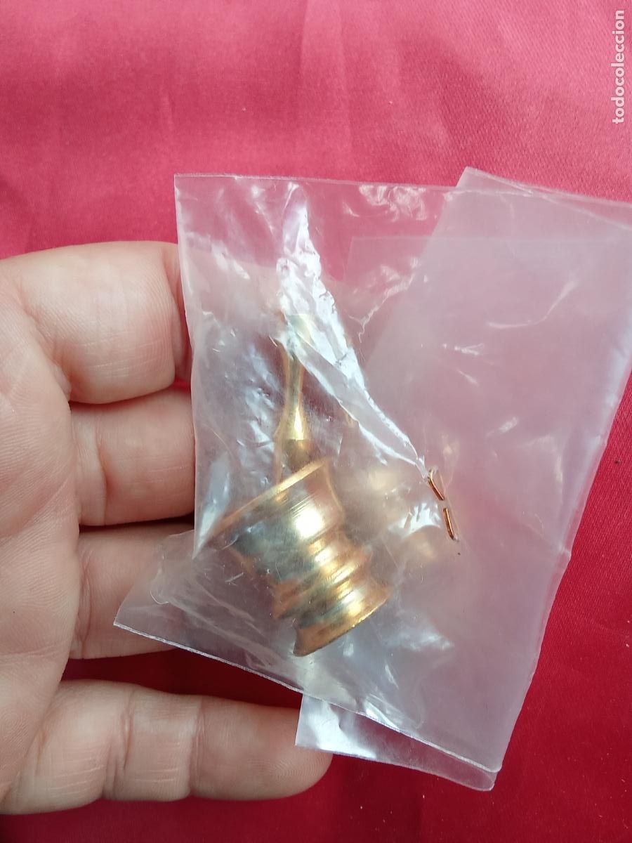 Antig&uuml;edades: Mortero dorado con su maza miniatura casa mu&ntilde;ecas. Vitrina juguete