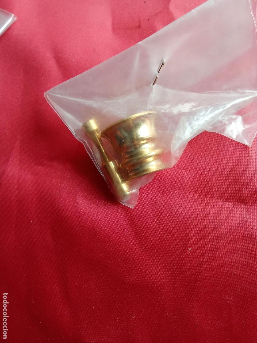 Antig&uuml;edades: Mortero dorado con su maza miniatura casa mu&ntilde;ecas. Vitrina juguete