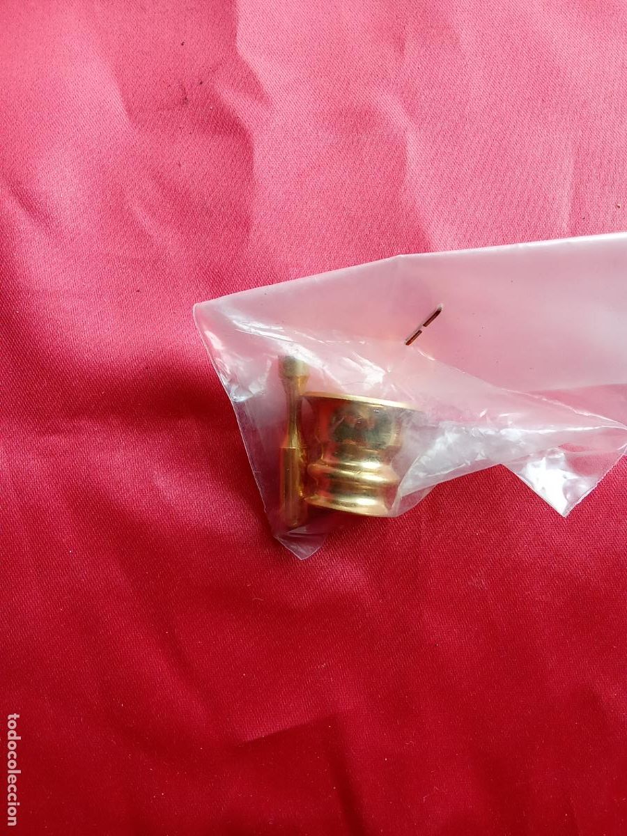 Antig&uuml;edades: Mortero dorado con su maza miniatura casa mu&ntilde;ecas. Vitrina juguete