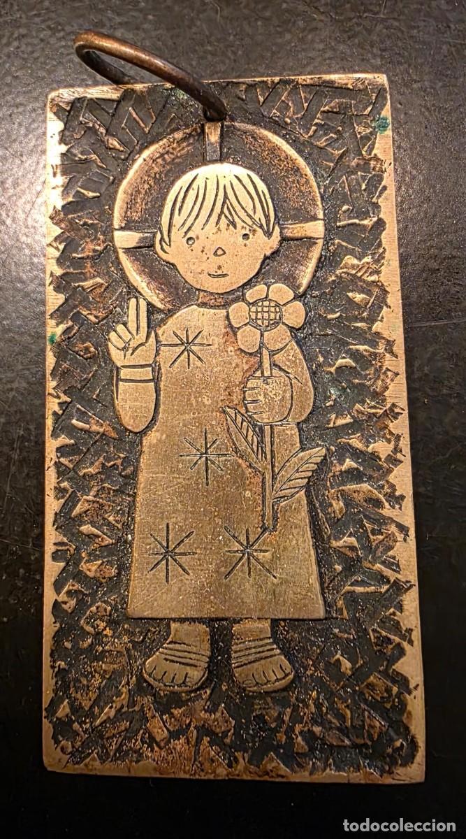 Antig&uuml;edades: Gran medalla religiosa vintage Bisbe-Lluch &ndash; Ni&ntilde;o Santo con flor &ndash; bronce &ndash; 8 &times; 4 cm