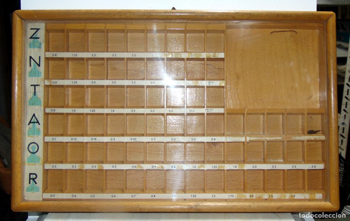 Antig&uuml;edades: EXPOSITOR DE MADERA Y PLASTICO DE 51x31,5CM, NUEVO