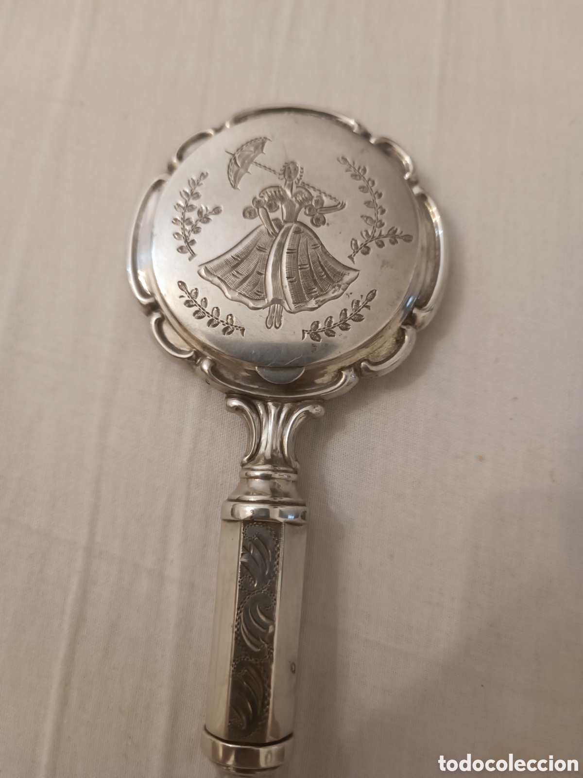Antig&uuml;edades: Espejo peque&ntilde;o plata repujada, polvera y pintalabios