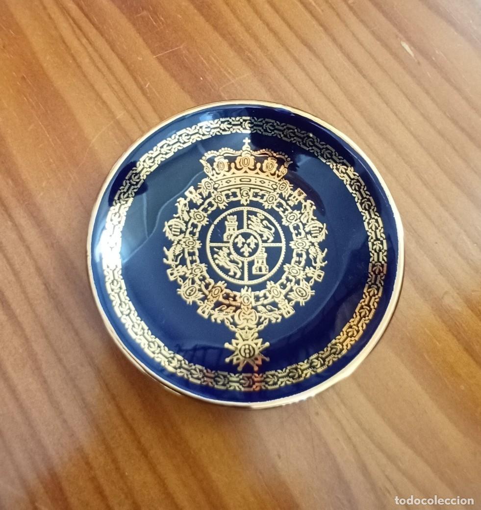 Antig&uuml;edades: Plato de cer&aacute;mica con el blas&oacute;n real de Espa&ntilde;a