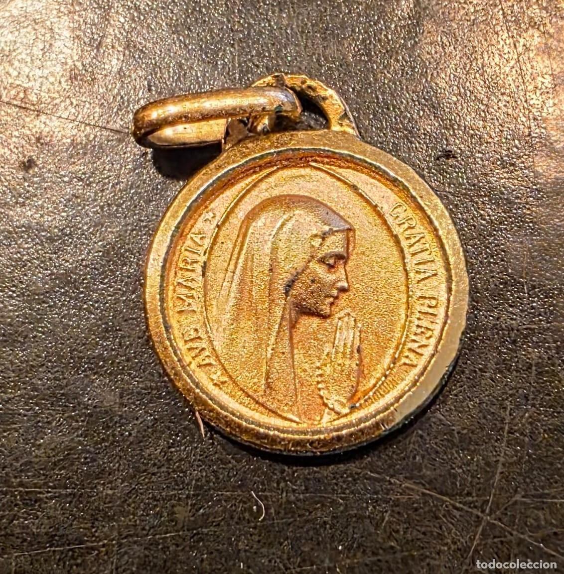 Antig&uuml;edades: Peque&ntilde;a medalla religiosa vintage Mater Admirabilis &ldquo;Ora Pro Nobis&rdquo; &ndash; metal dorado &ndash; 1,5 cm
