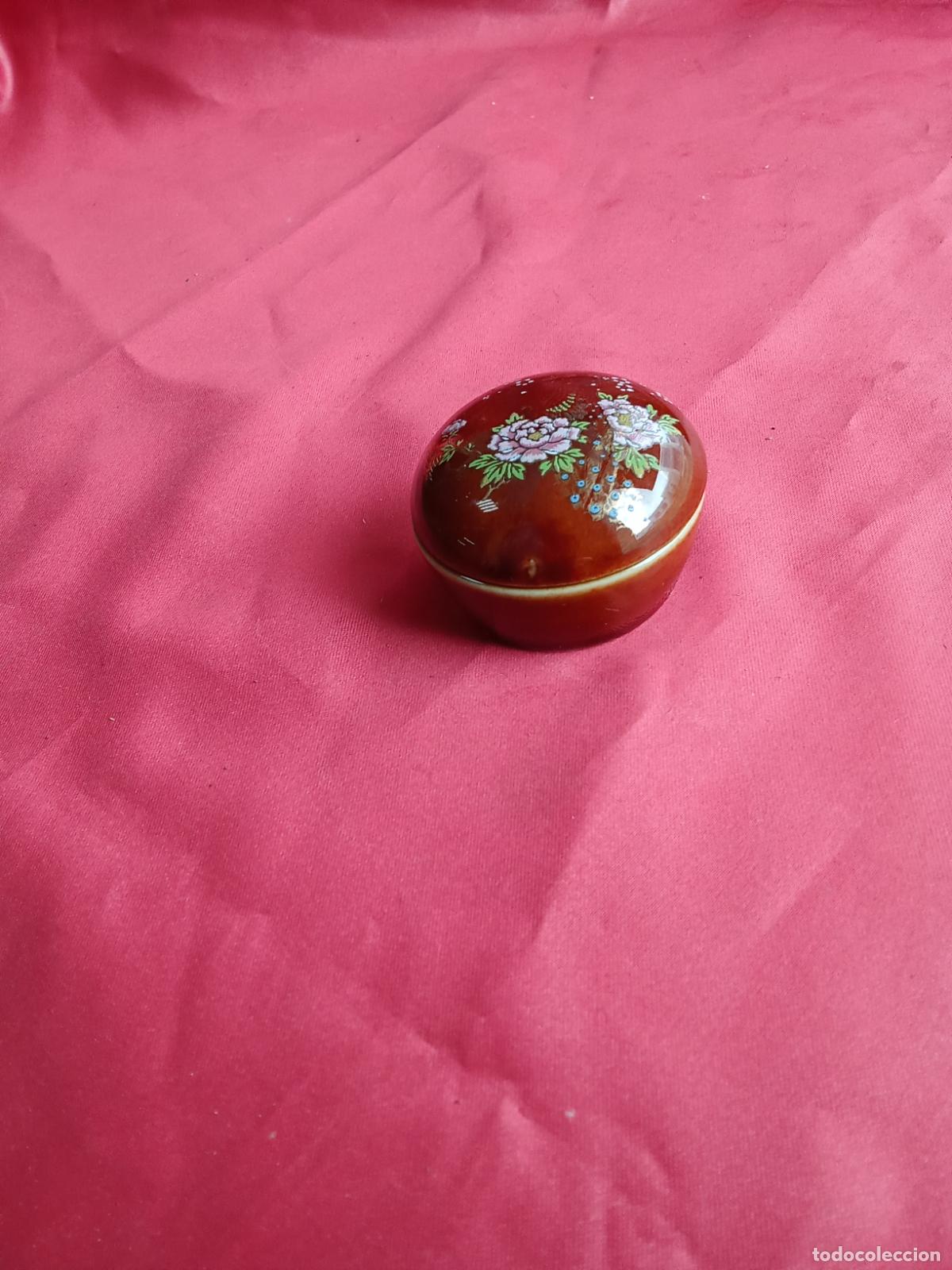 Antig&uuml;edades: Caja porcelana marr&oacute;n con flores. Vitrina 4