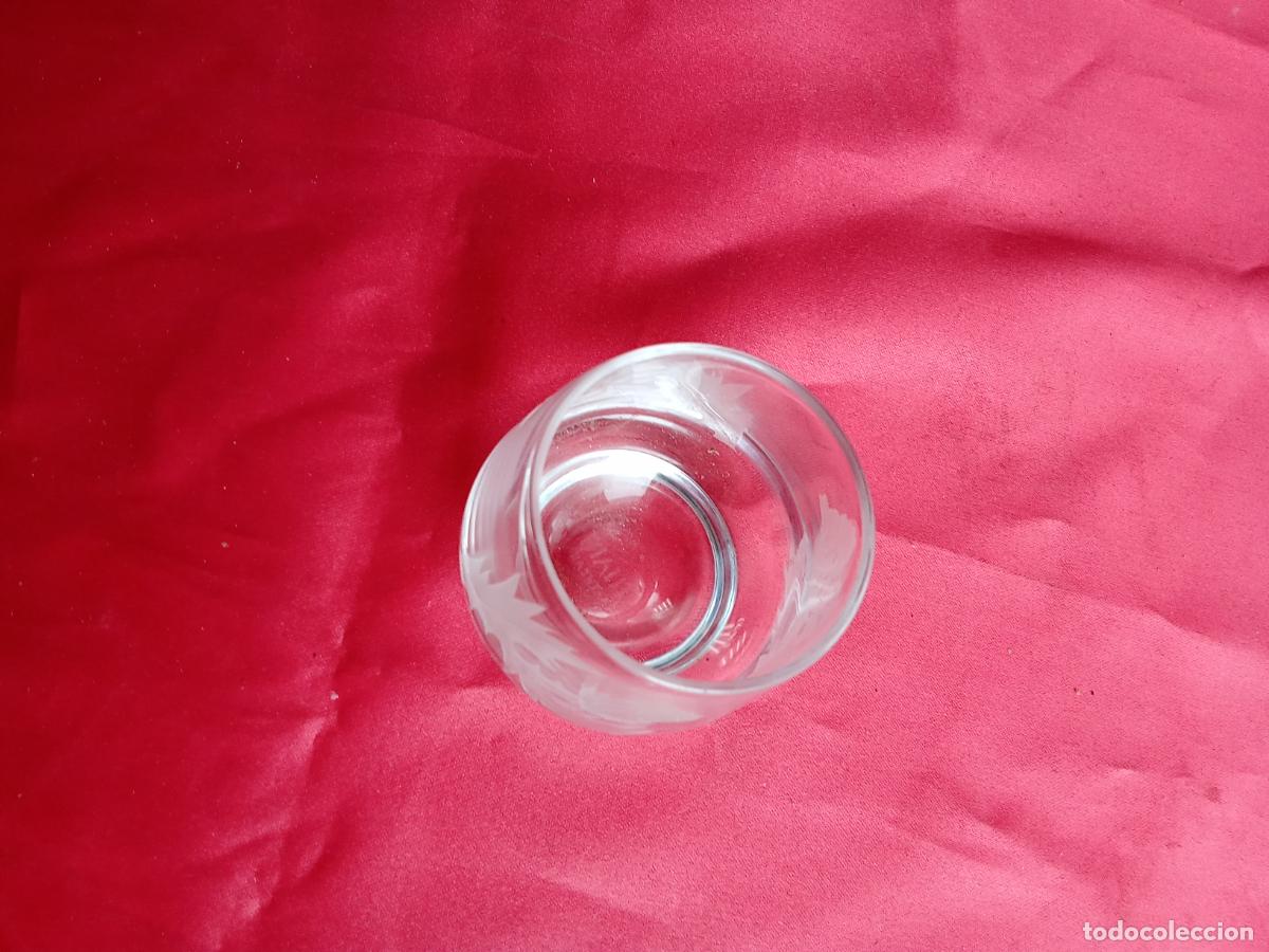 Antig&uuml;edades: Bonito vaso de chupito con flores. Vitrina 21