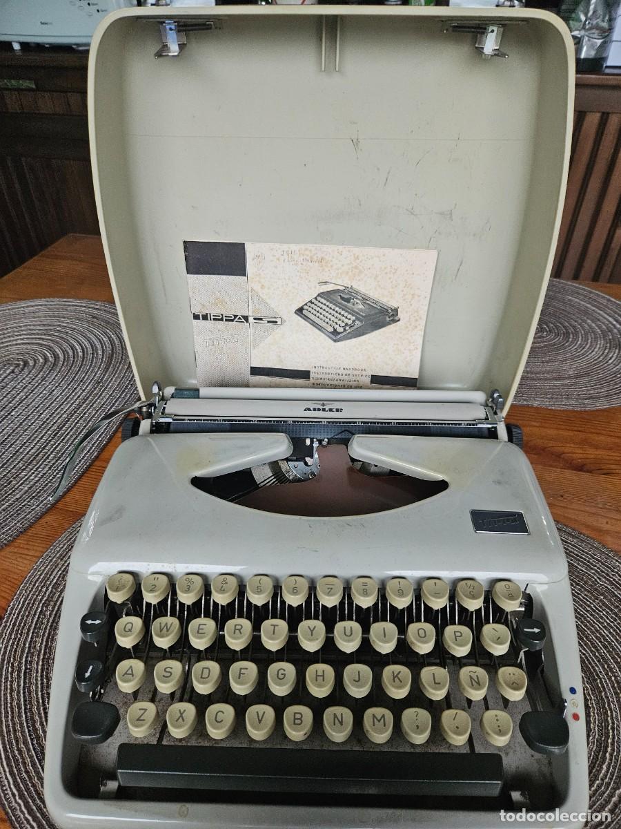 Antig&uuml;edades: M&aacute;quina de escribir port&aacute;til antigua