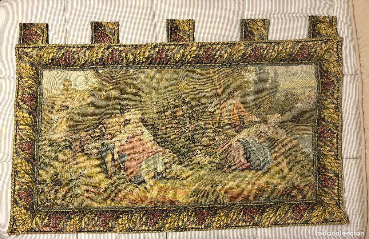 Antig&uuml;edades: Tapiz decorativo de pared con escena rom&aacute;ntica o pastoril, siglo XX.