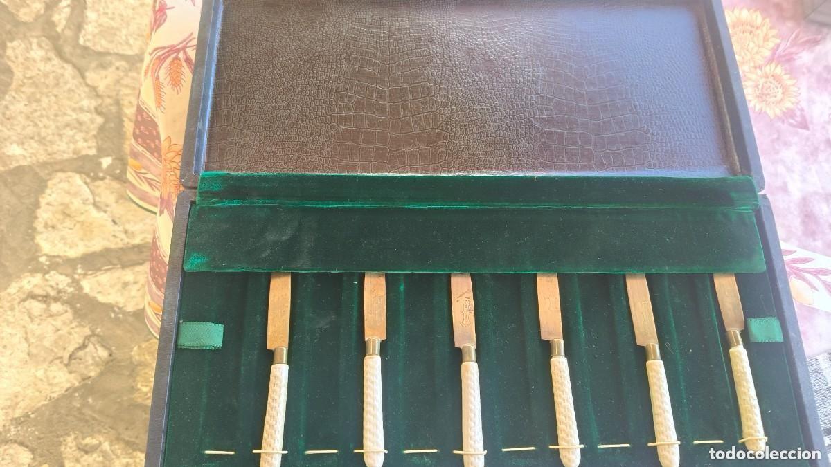 Antig&uuml;edades: JUEGO DE CUCHILLOS DE PORCELANA O BAQUELITA Y BRONCE