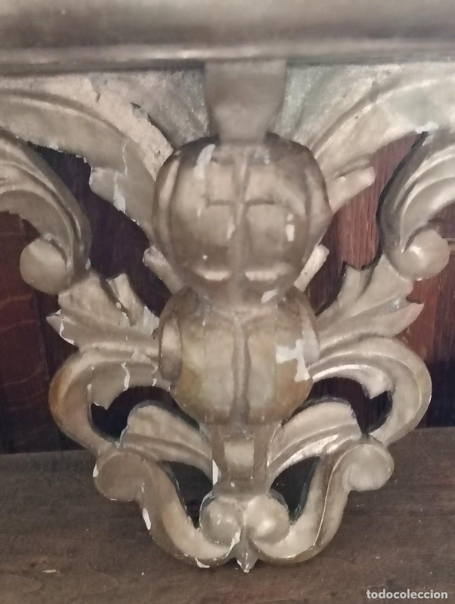 Antig&uuml;edades: M&eacute;nsula de madera dorada. S. XX. Estilo rococo - Foto 2