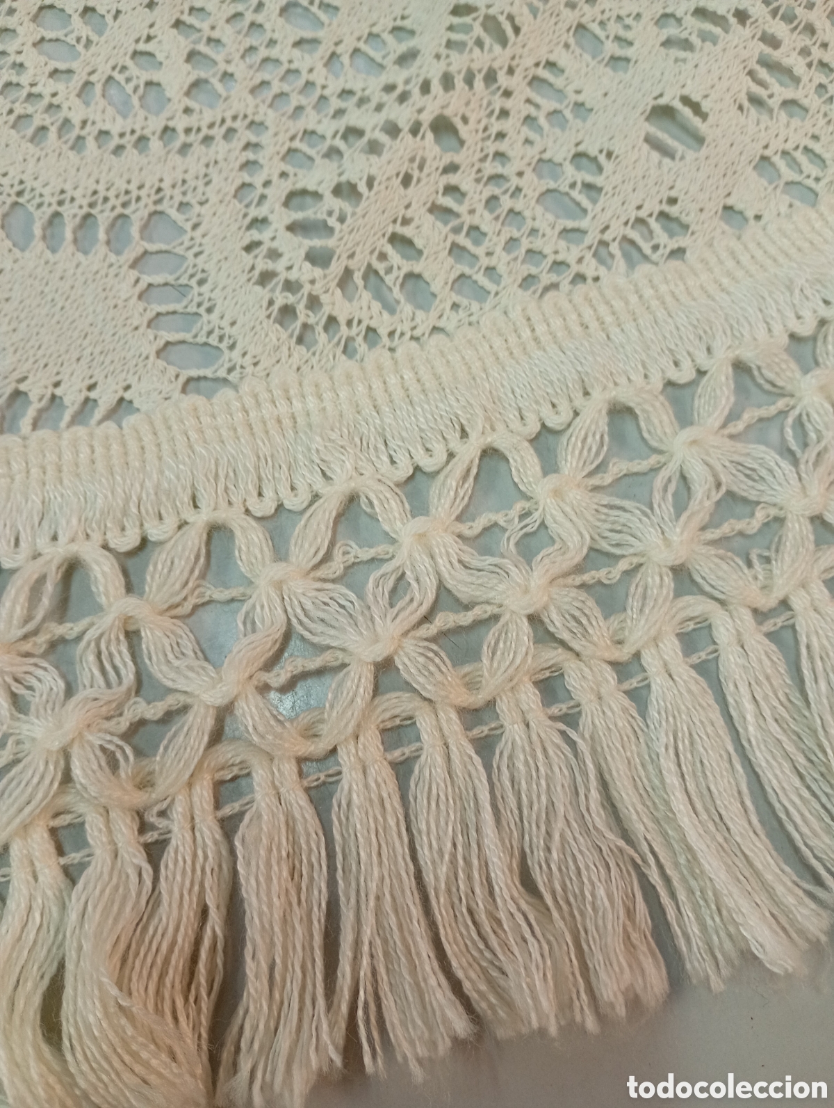 Antig&uuml;edades: Colcha de ganchillo blanca con flecos - Foto 2