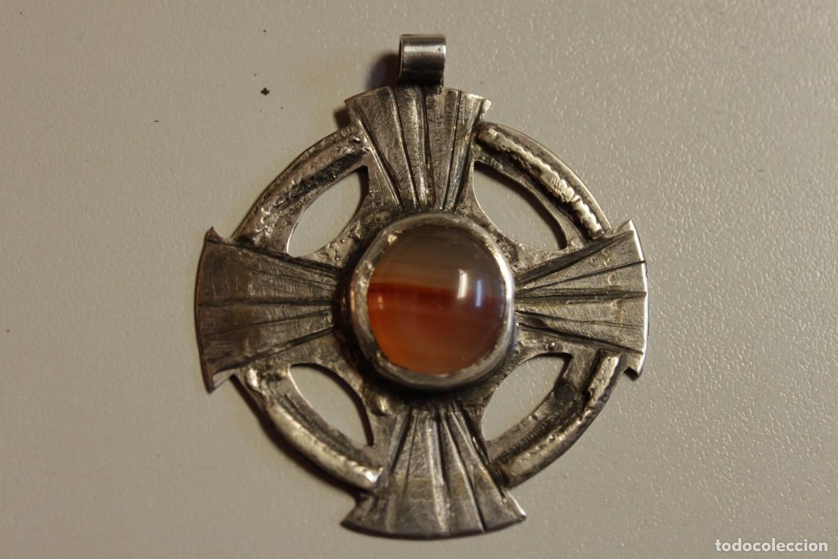 Antig&uuml;edades: Cruz de plata con &aacute;gata.