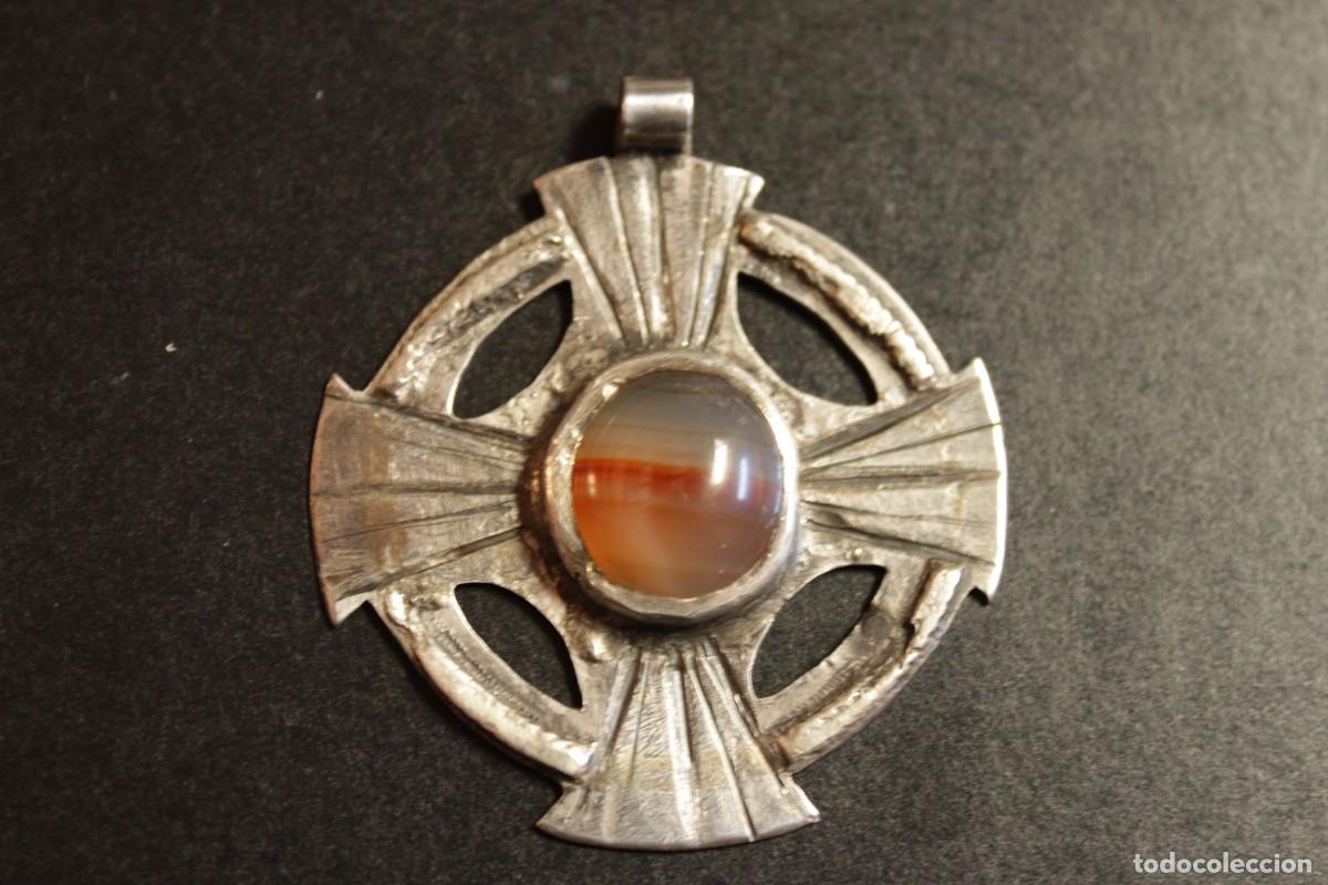 Antig&uuml;edades: Cruz de plata con &aacute;gata. - Foto 3