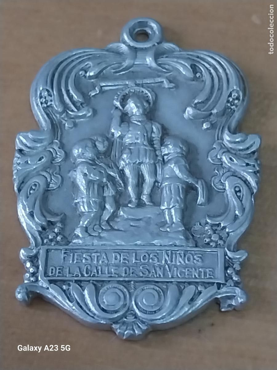 Antig&uuml;edades: FIESTA DE LOS NI&Ntilde;OS DE LA CALLE SAN VICENTE MEDALLA RELIEVE ANTIGUA 3.91CMS ALTO ALUMINIO