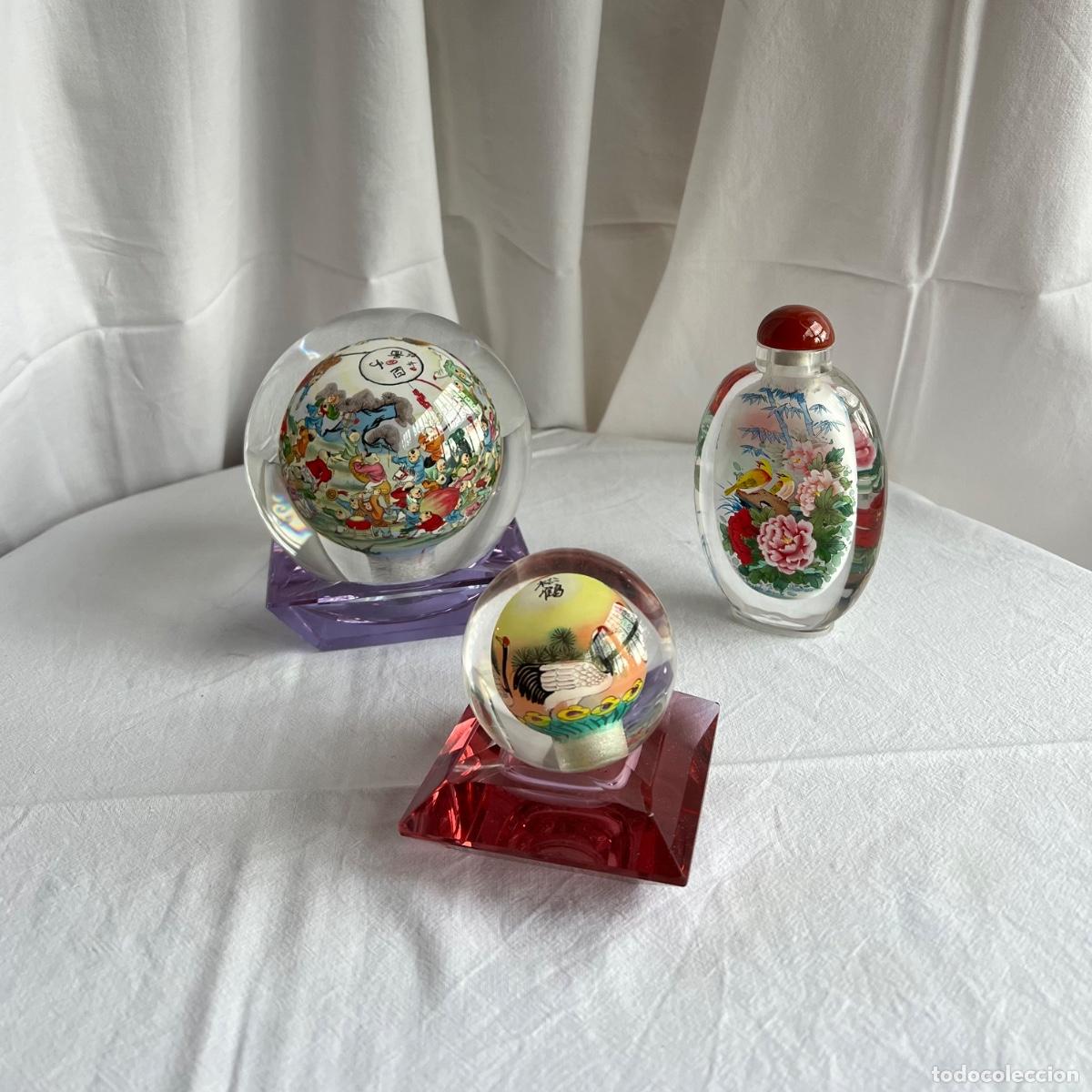 Antig&uuml;edades: Esferas pisapapeles y botella de rap&eacute; de cristal con pintura tradicional (Neihua) &ndash; s. XX