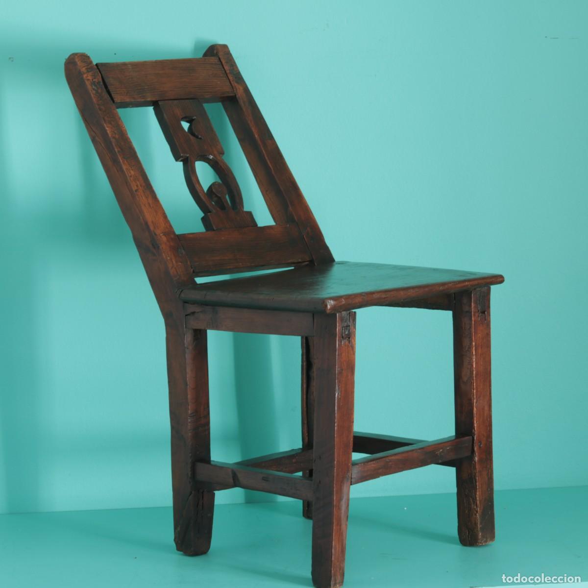 Antig&uuml;edades: Silla antigua de casta&ntilde;o con respaldo calado &ndash; finales XVIII / primera mitad XIX