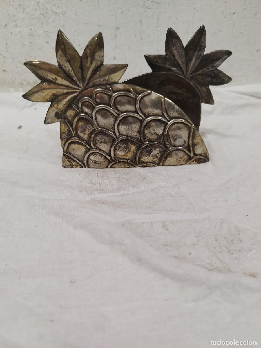 Antig&uuml;edades: Servilletero de Mesa Retro en Forma de Pi&ntilde;a - Metal Plateado. Marcado Silea.