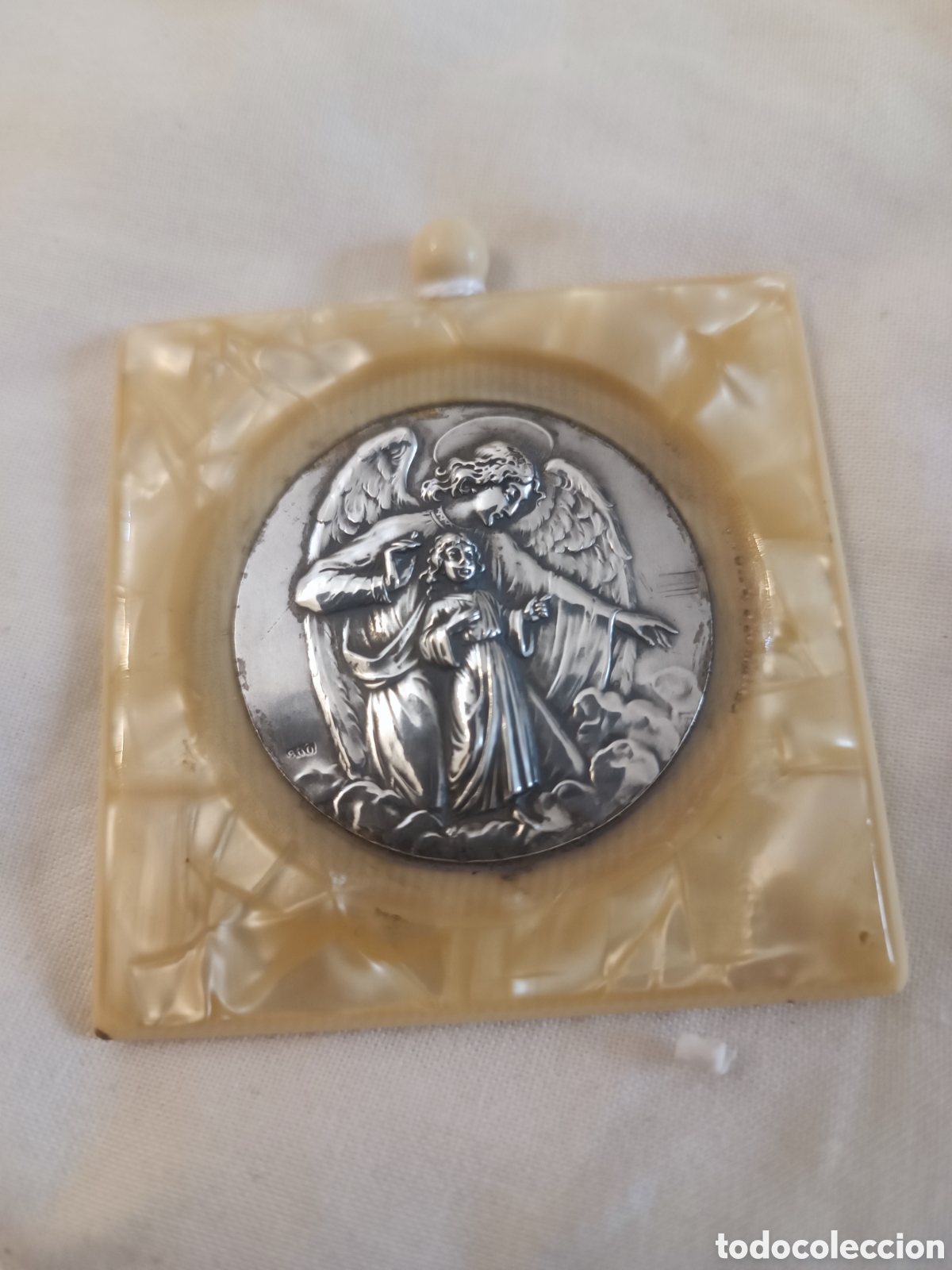 Antig&uuml;edades: Medalla cuna baquelita y plata