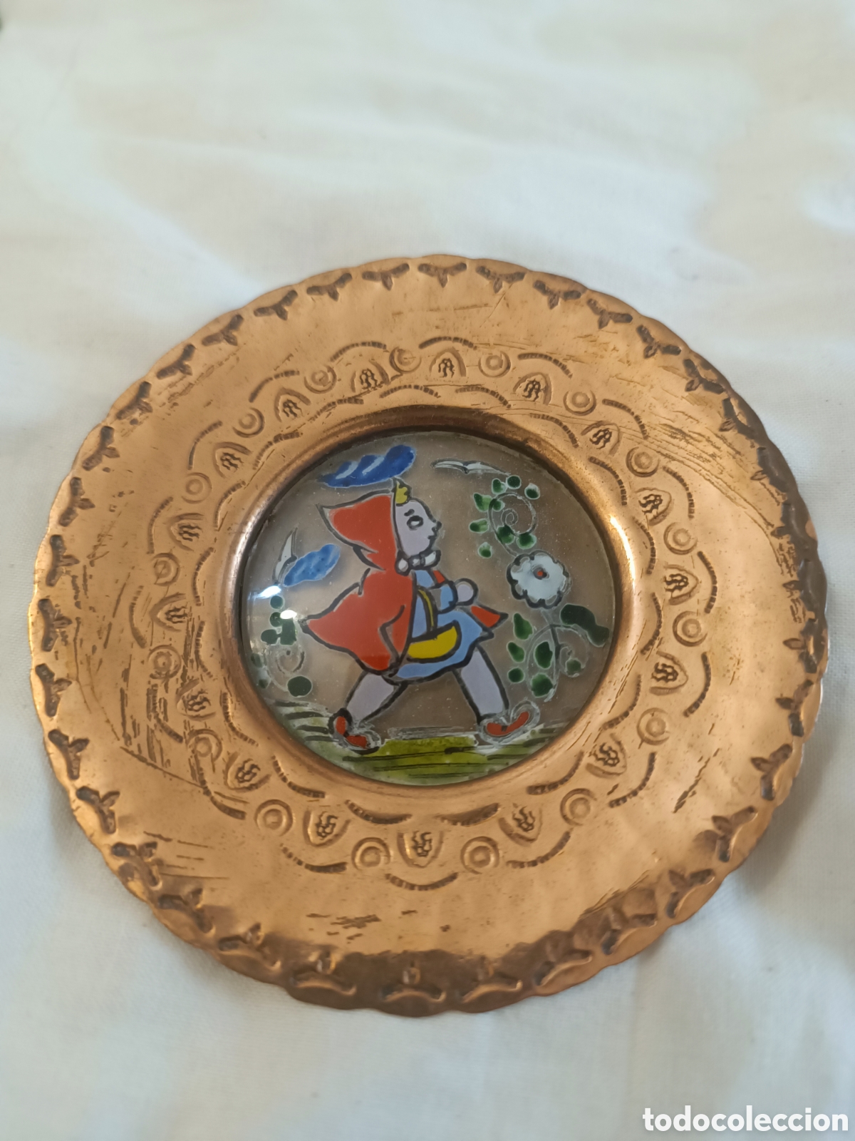 Antig&uuml;edades: Platito de cobre con caperucita roja - Foto 1