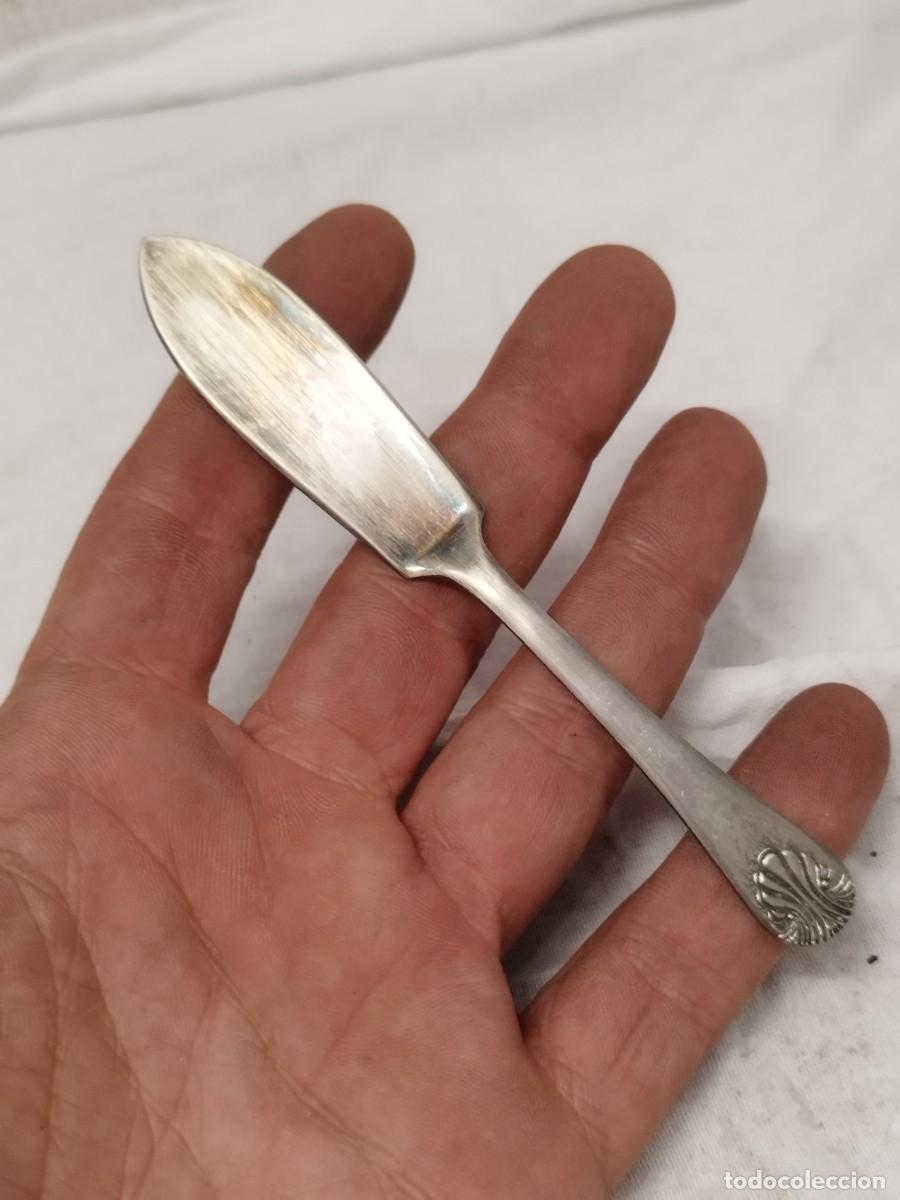 Antig&uuml;edades: Antiguo Cuchillo para Mantequilla Plateado EPNS, Motivo de Concha, Estilo Ingl&eacute;s.