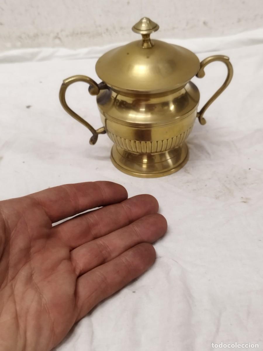 Antig&uuml;edades: Antiguo azucarero de la India, en bronce o lat&oacute;n.